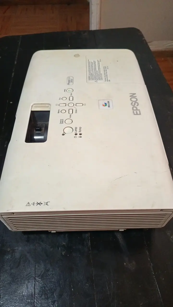 Proyector Epson con adaptador HDMI - 2
