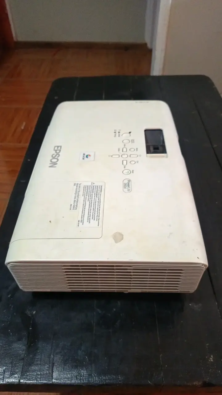 Proyector Epson con adaptador HDMI - 3