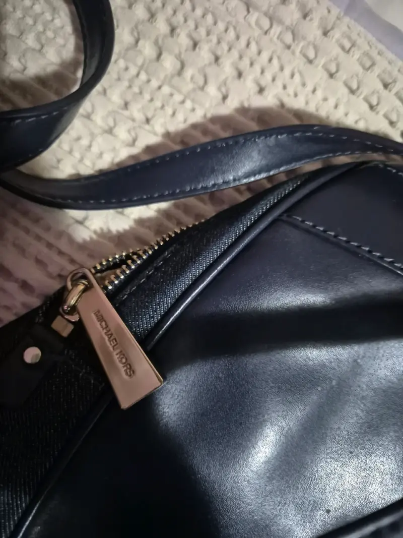 Bolso de cuero azul Michael Kors con cierre dorado - 1