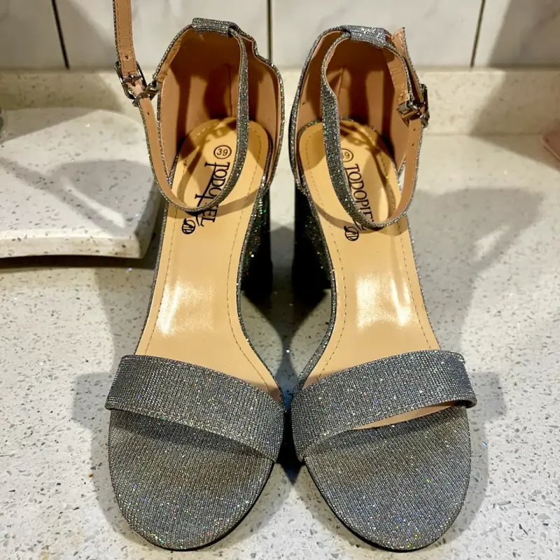 Sandalias de tacón brillantes nro. 39 - 1