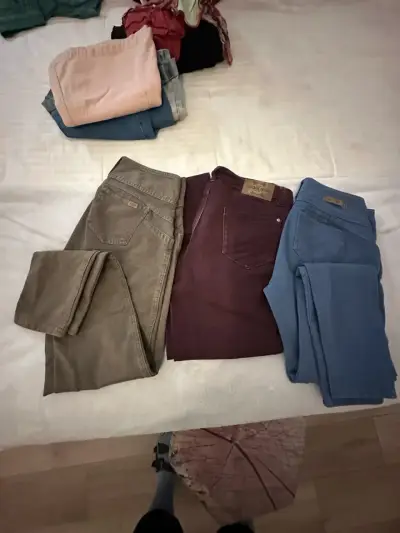 Lote de jeans para mujer en varios colores - miniatura 2