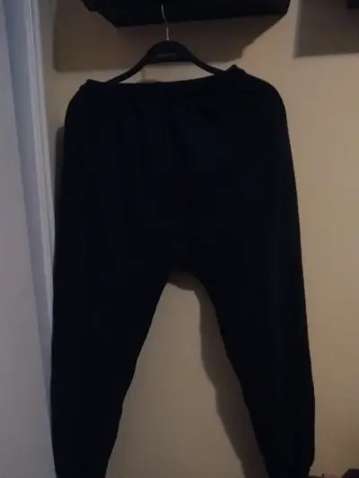Pantalones deportivos negros con estampado - miniatura 2