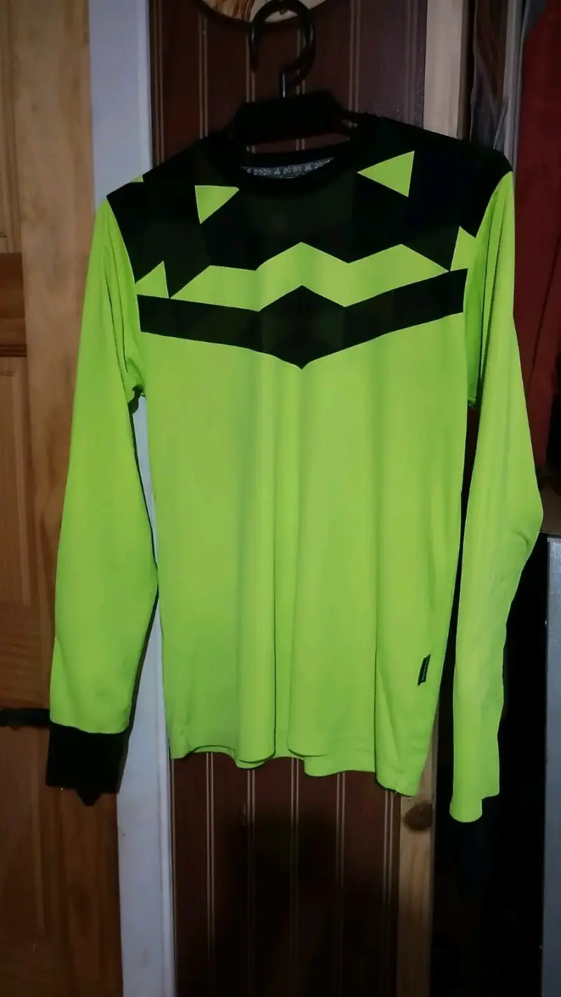 Polera deportiva manga larga verde neón