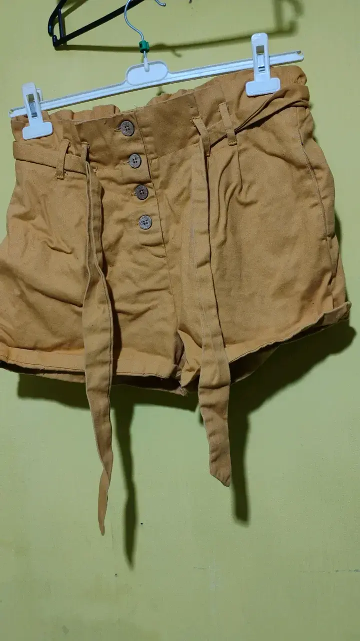 Shorts de mujer color mostaza con botones - 1