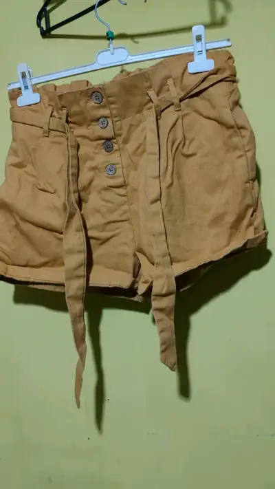 Shorts de mujer color mostaza con botones - miniatura 1