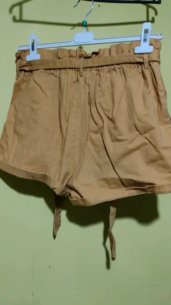 Shorts de mujer color mostaza con botones - 2