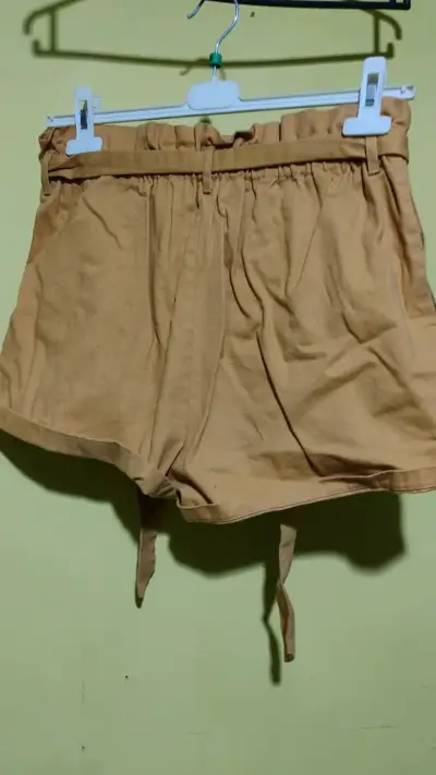 Shorts de mujer color mostaza con botones - miniatura 2