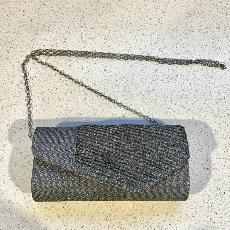 Cartera de mano elegante con cadena metálica - 1