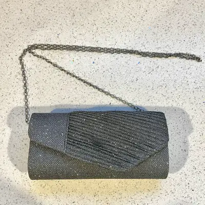 Cartera de mano elegante con cadena metálica - miniatura 1