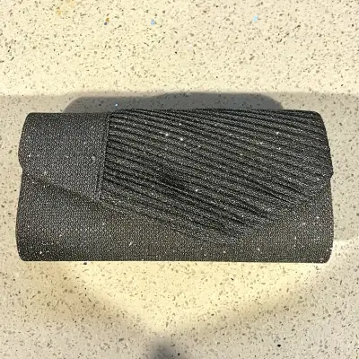 Cartera de mano elegante con cadena metálica - miniatura 2