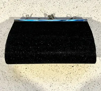 Cartera de mano negra con brillo y cadena - miniatura 1