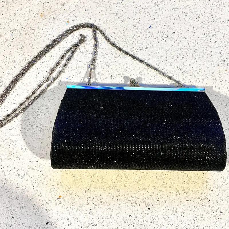 Cartera de mano negra con brillo y cadena - 2