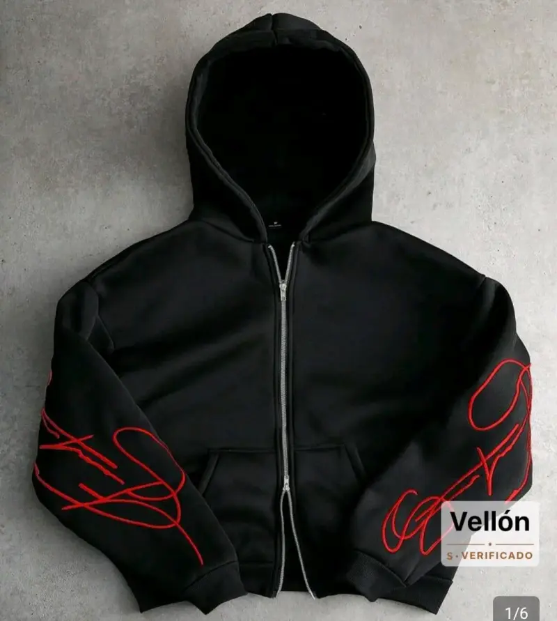 Polerón negro con capucha y diseño rojo - 1