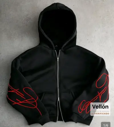 Polerón negro con capucha y diseño rojo - miniatura 1