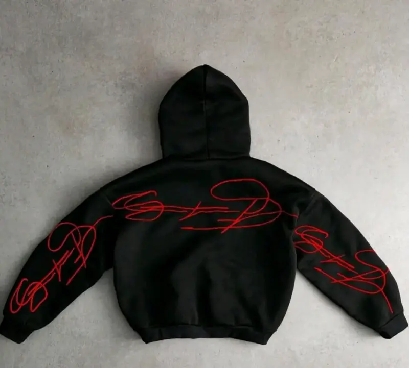 Polerón negro con capucha y diseño rojo - 2
