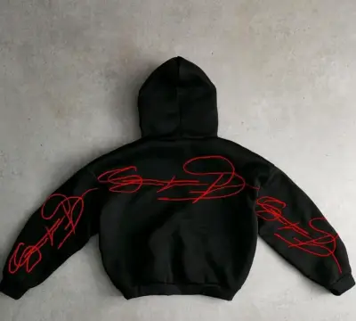Polerón negro con capucha y diseño rojo - miniatura 2
