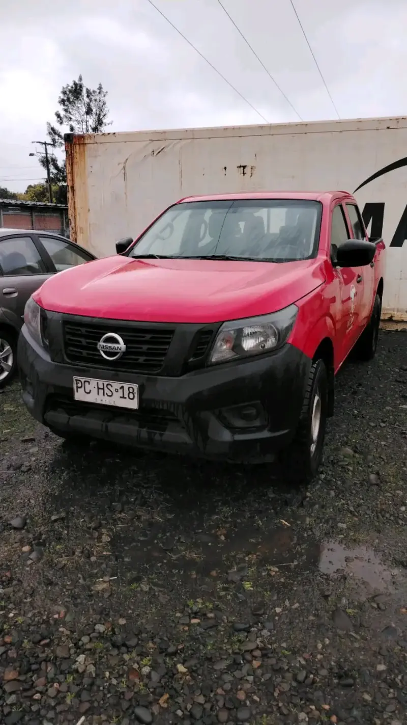 Camioneta Nissan roja en buen estado - 1