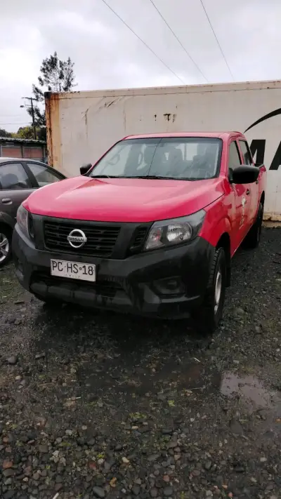Camioneta Nissan roja en buen estado - miniatura 1