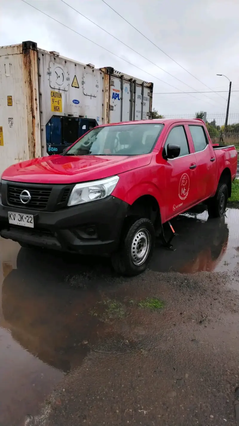 Camioneta Nissan roja en buen estado - 2