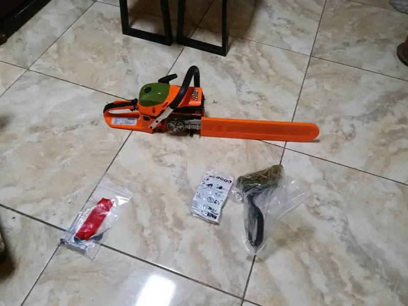 Motosierra a gasolina con accesorios