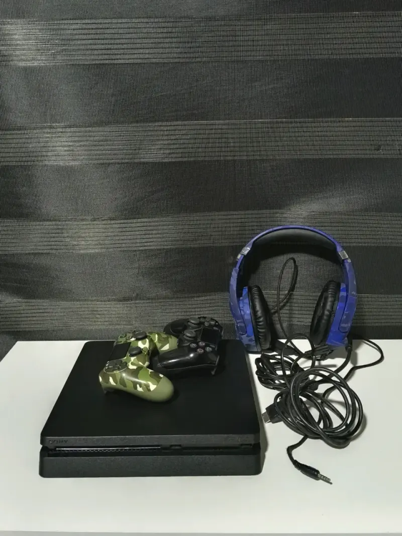 PS4 Slim 1TB + 2 controles originales + audífonos - 1