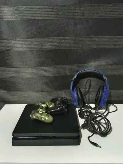 PS4 Slim 1TB + 2 controles originales + audífonos - miniatura 1