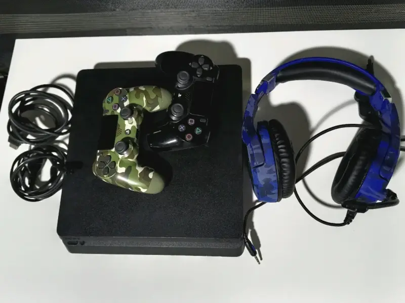 PS4 Slim 1TB + 2 controles originales + audífonos - 2