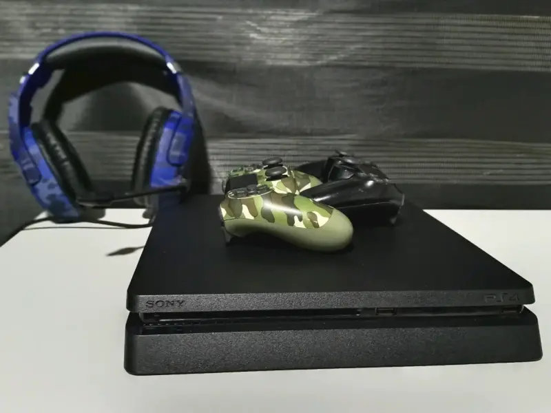 PS4 Slim 1TB + 2 controles originales + audífonos - 3