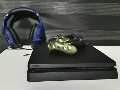 PS4 Slim 1TB + 2 controles originales + audífonos - miniatura 3