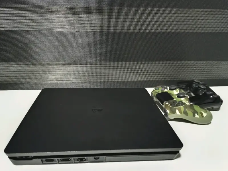 PS4 Slim 1TB + 2 controles originales + audífonos - 4