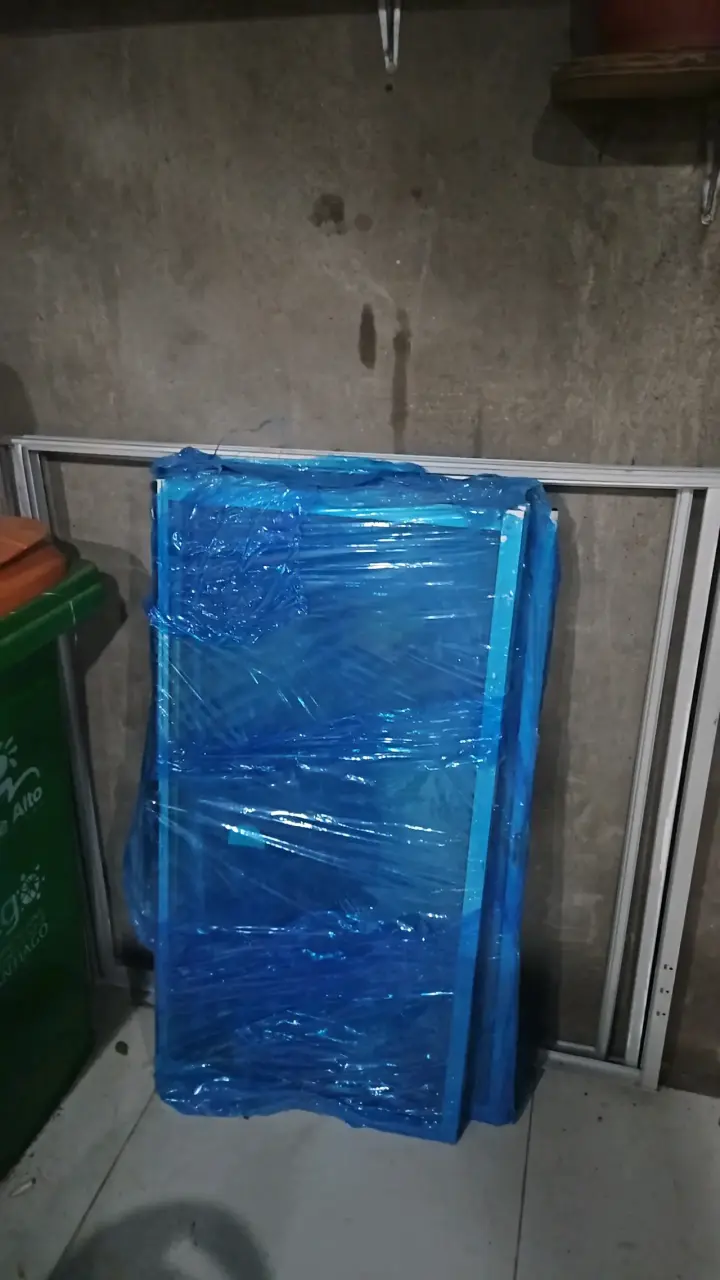 Puerta de aluminio con envoltura protectora