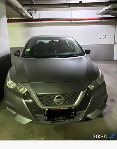 Auto Nissan gris en buen estado - miniatura 1