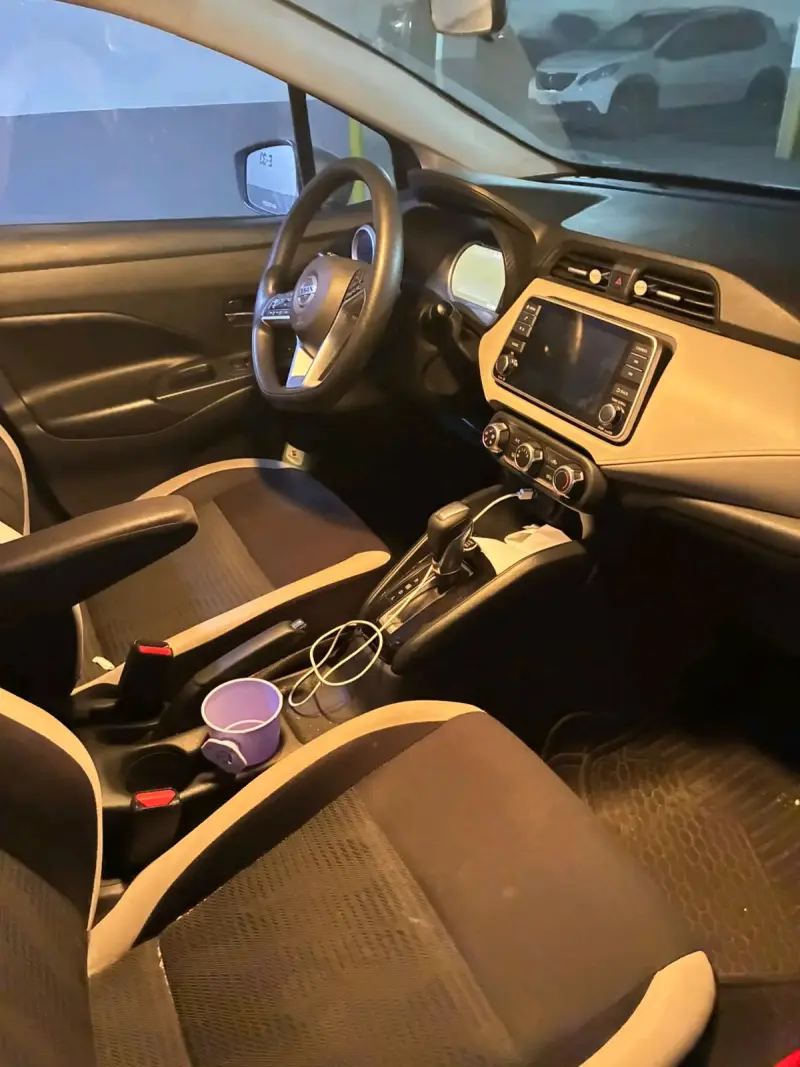 Auto Nissan gris en buen estado - 2