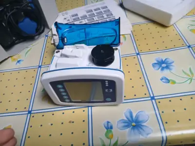 Bomba de infusión médica con pantalla digital - miniatura 1