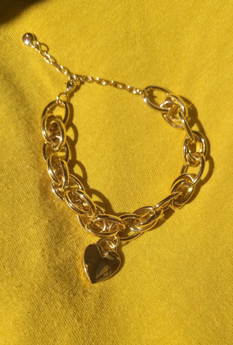 Pulsera de cadena dorada con dije de corazón