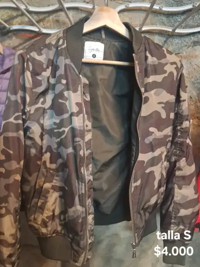 Chaqueta bomber camuflaje con bordado floral - miniatura 1