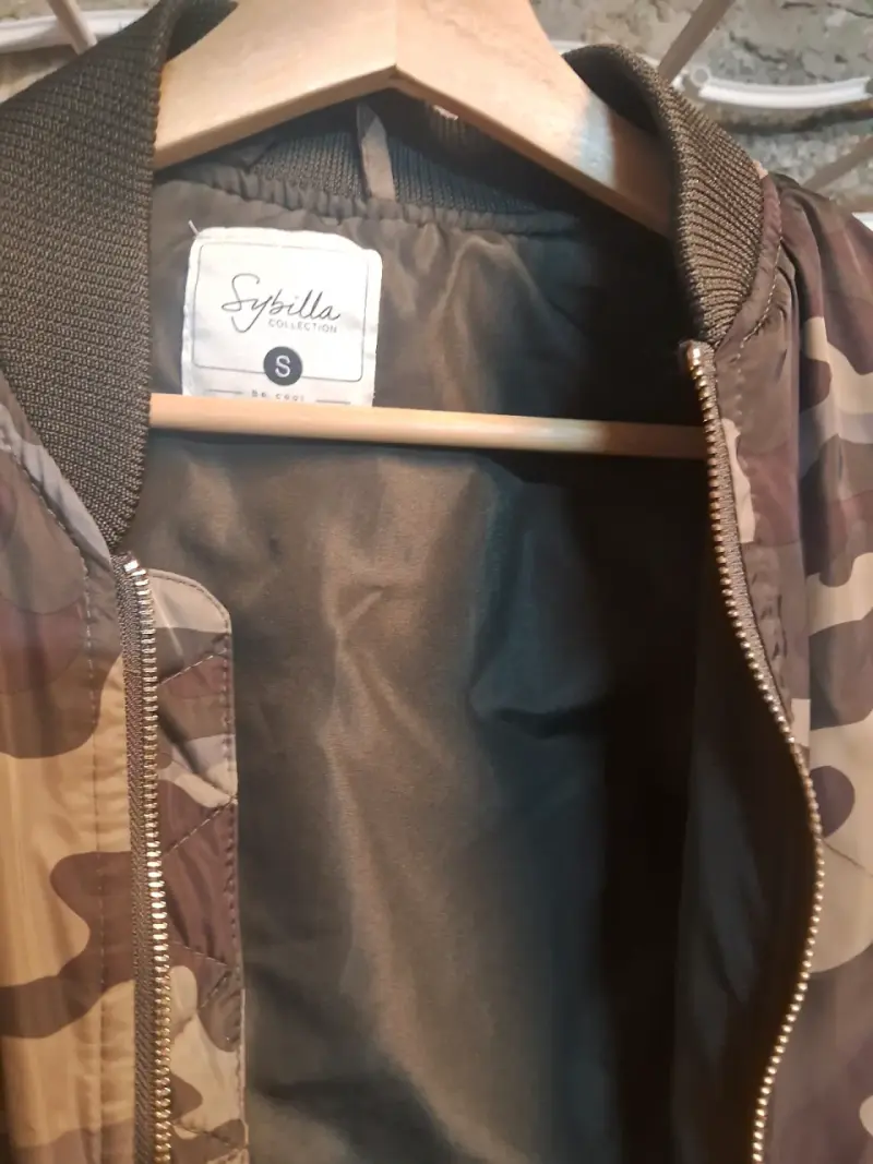 Chaqueta bomber camuflaje con bordado floral - 2