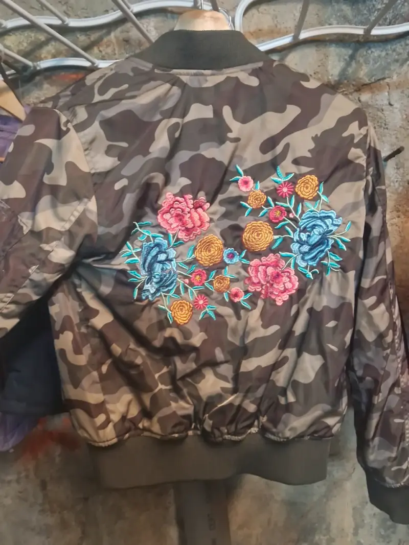 Chaqueta bomber camuflaje con bordado floral - 3