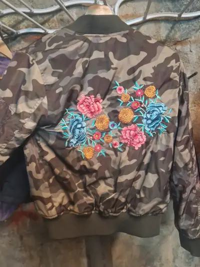 Chaqueta bomber camuflaje con bordado floral - miniatura 3