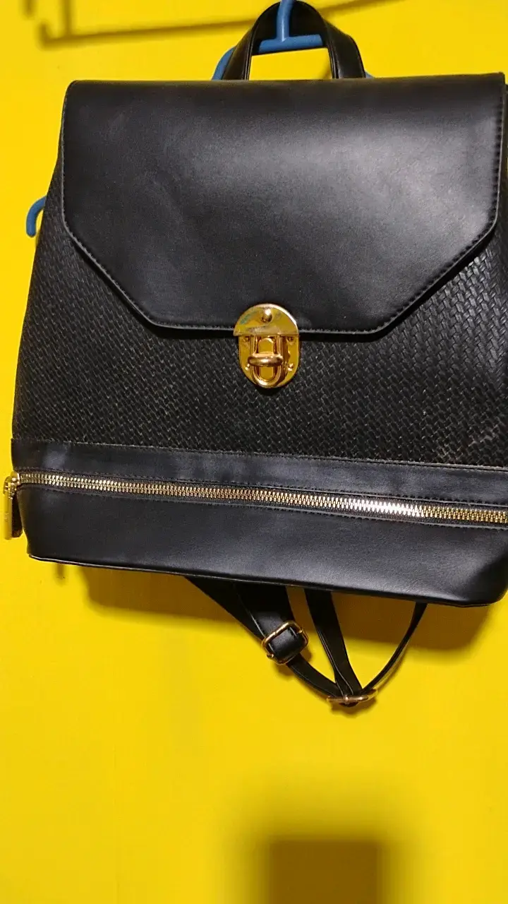 Mochila negra elegante con cierre dorado - 1