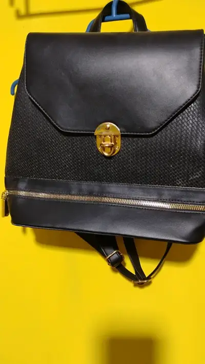Mochila negra elegante con cierre dorado - miniatura 1