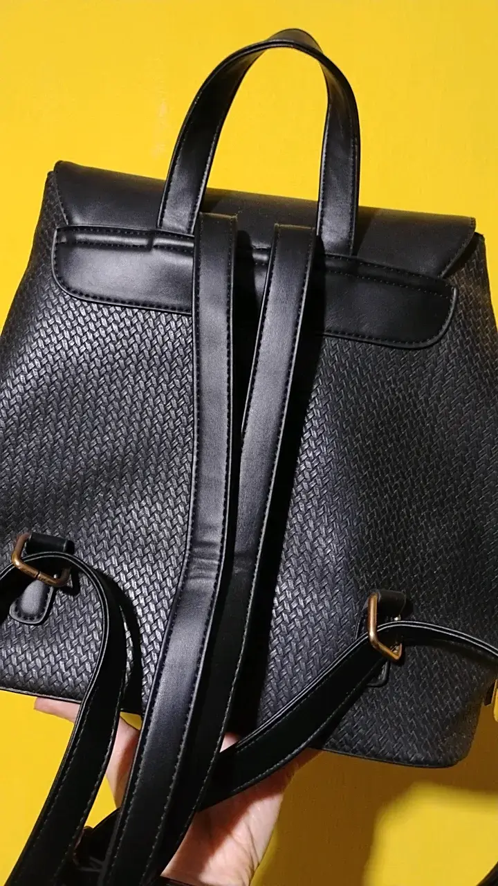 Mochila negra elegante con cierre dorado - 2