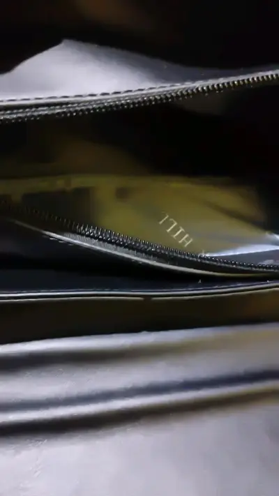 Mochila negra elegante con cierre dorado - miniatura 3