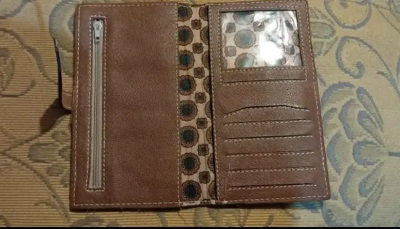 Billetera de cuero con diseño artesanal - 1