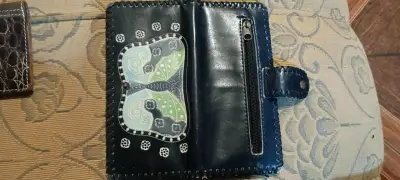 Billetera de cuero con diseño artesanal - miniatura 3