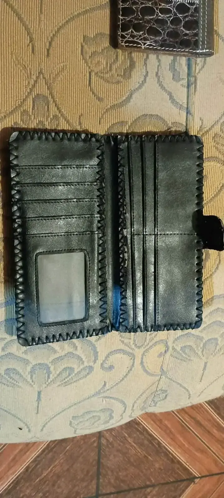 Billetera de cuero con diseño artesanal - 4