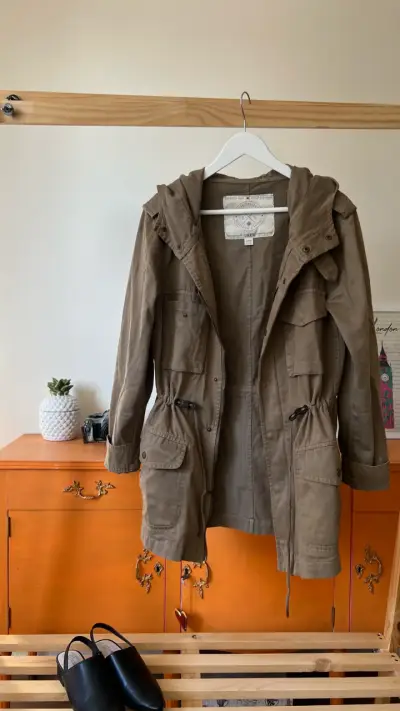 Chaqueta con capucha y bolsillos - miniatura 1