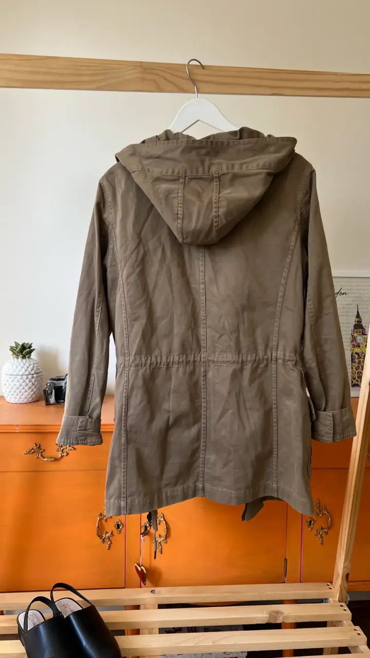 Chaqueta con capucha y bolsillos - 2
