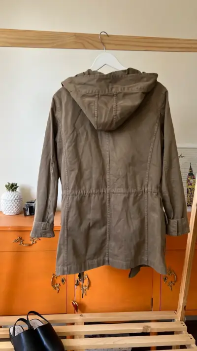 Chaqueta con capucha y bolsillos - miniatura 2