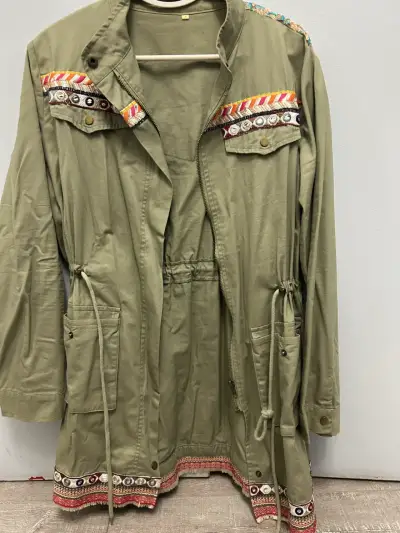 Chaqueta verde militar con bordados étnicos - miniatura 1